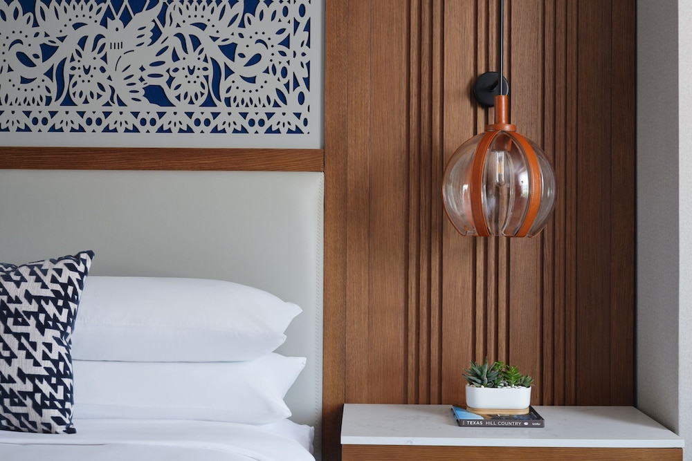 Club Room, 1 King Bed (Hearing Accessible) - Photo 5