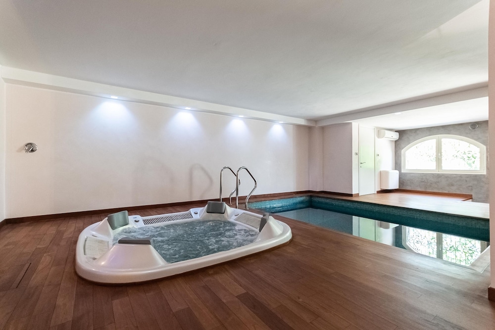 Luxury Villa photo 1
