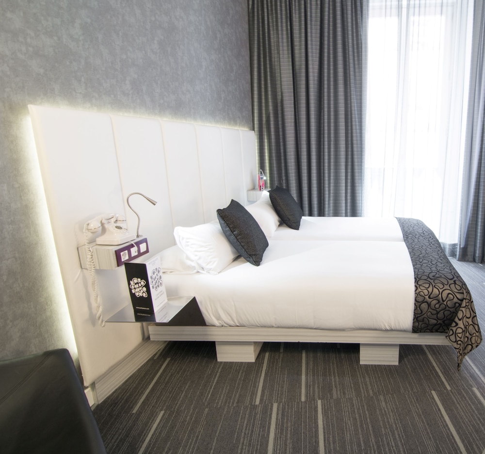 Standard Double Room thumbnail 6