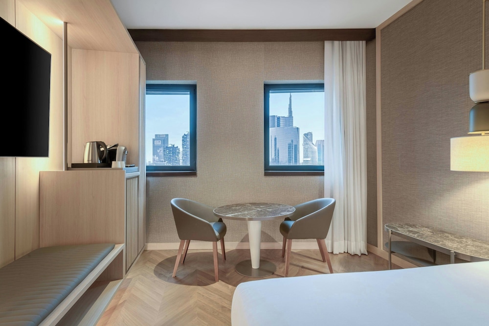 Room, 1 King Bed, City View thumbnail 6