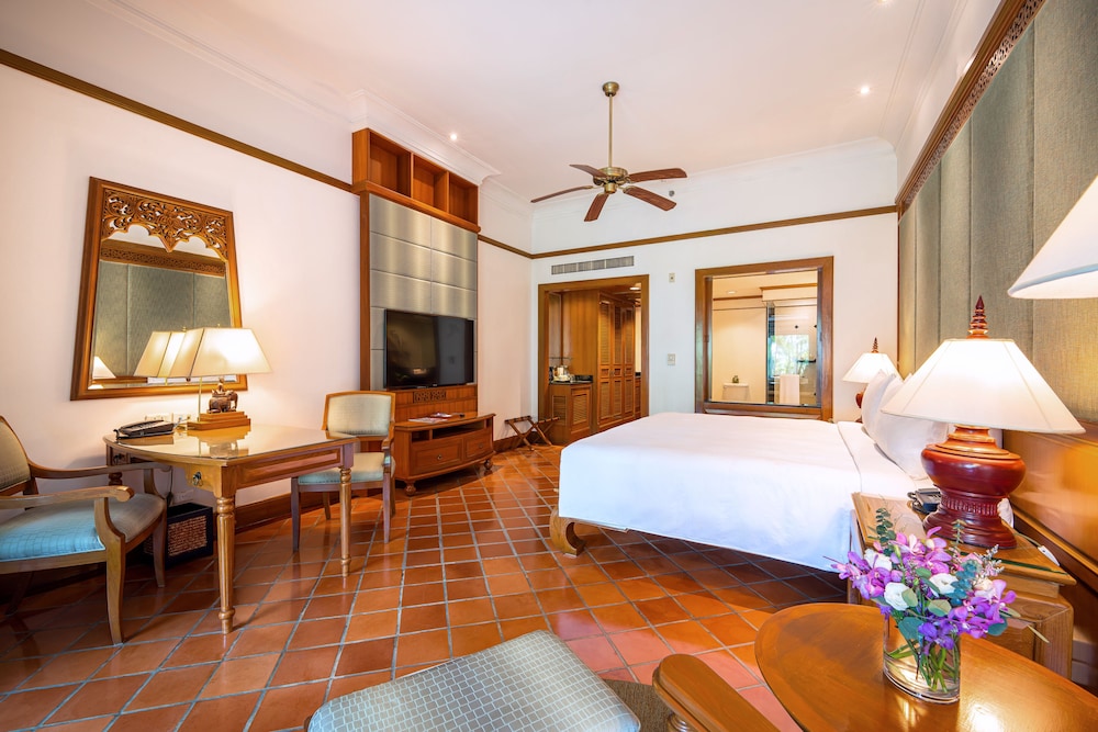 Family Room, 1 King Bed, Garden View (Balcony) - Photo 4
