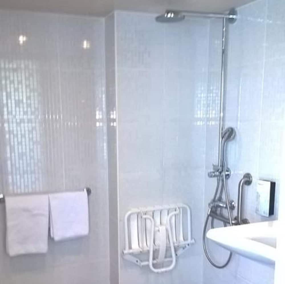 Standard Room, Multiple Beds (1 Double and 1 Single bed) - Photo 8