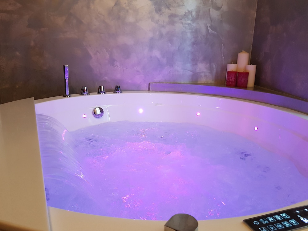Superior Room, Jetted Tub