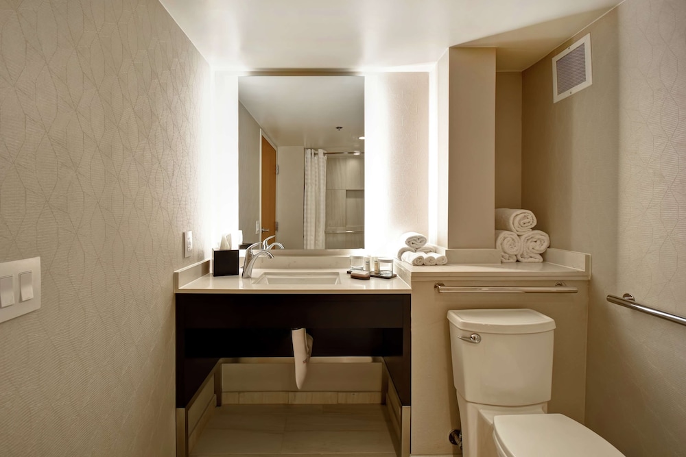 Suite, 2 Double Beds, Accessible, Bathtub - Photo 9