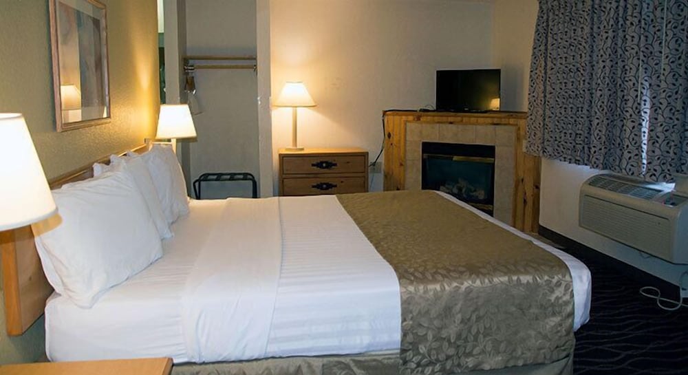 Suite, One King Bed with Whirlpool and Fireplace, Non Smoking photo 1