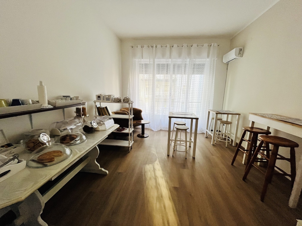 Deluxe Room - Photo 12