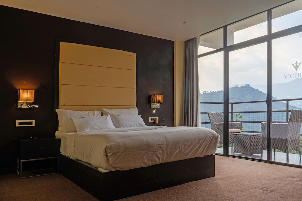 Luxury Room, 1 Queen Bed, Mountain View