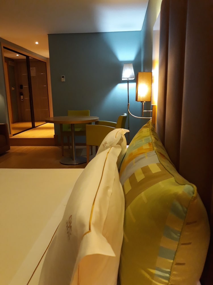 Deluxe Double Room, 1 Queen Bed, Kitchenette, Partial Sea View photo 1