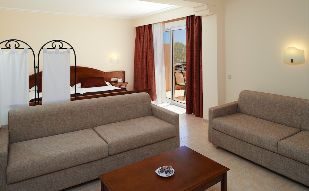 Family Room, Balcony (3 Adults + 1 Child) photo 2