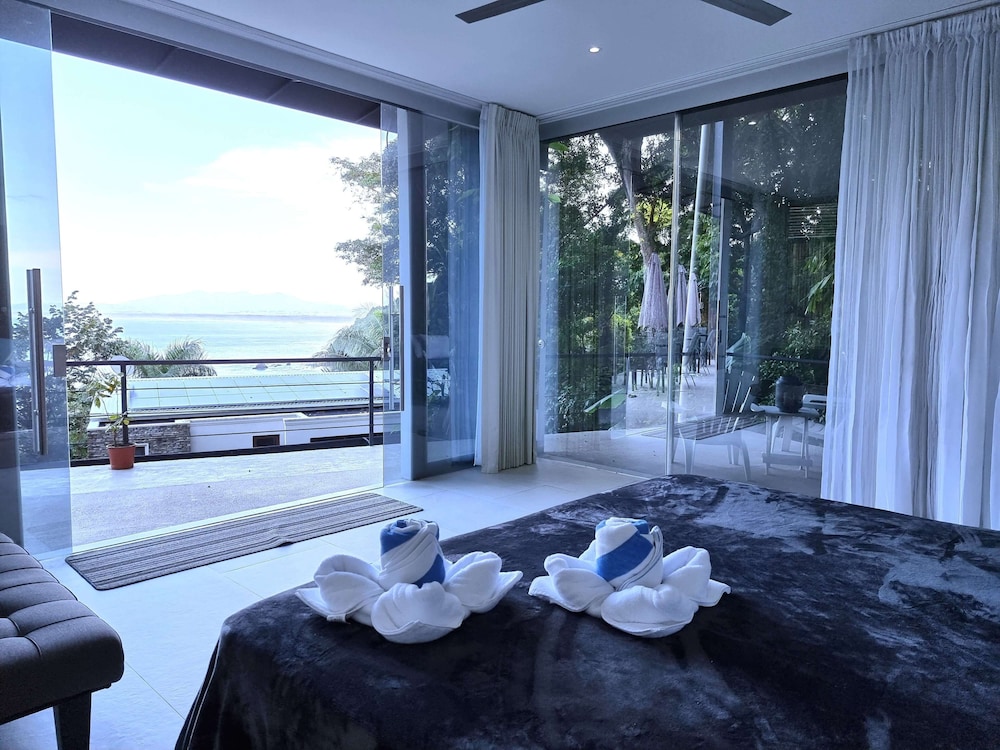 Suite 1 Ocean Jungle Pool