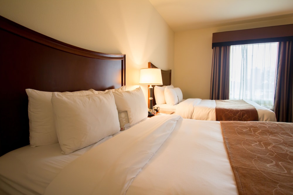 Suite, 2 Queen Beds and Sofa-bed, Non-Smoking - Photo 2