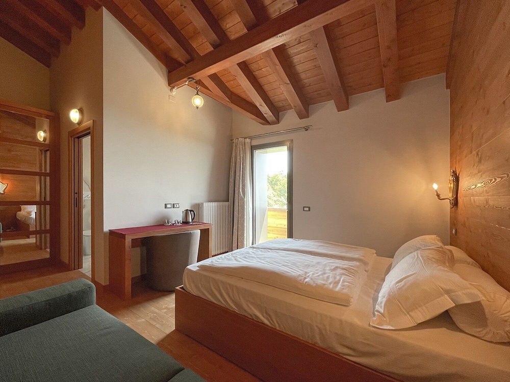 Deluxe Double Room, 1 Queen Bed with Sofa bed, Balcony, Valley View photo 3