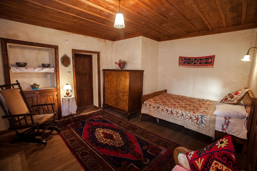 Old Mansion with Kitchen and Two Bedrooms photo 3