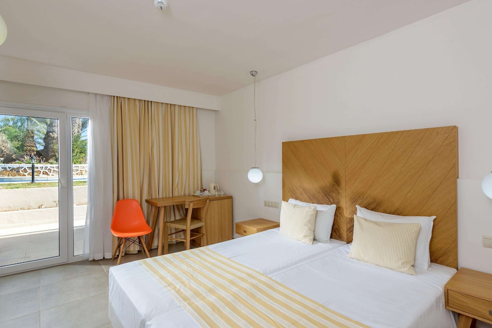 Double Room Pool View thumbnail 5