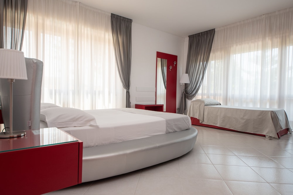 Luxury Triple Room, Multiple Beds, Jetted Tub photo 3
