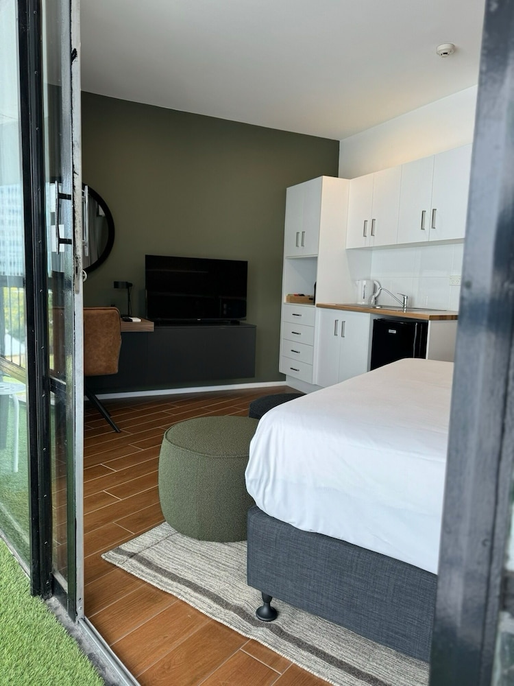 Standard Queen Room - Photo 7