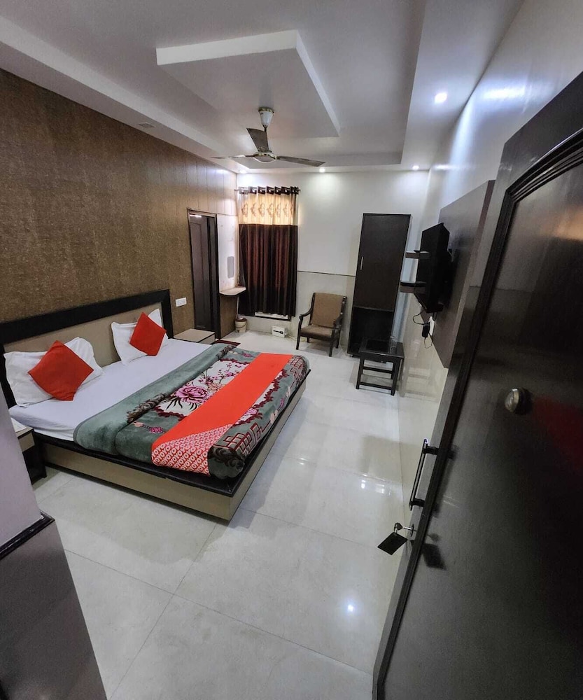Deluxe Room, 1 King Bed, Smoking, Air conditioning photo 3