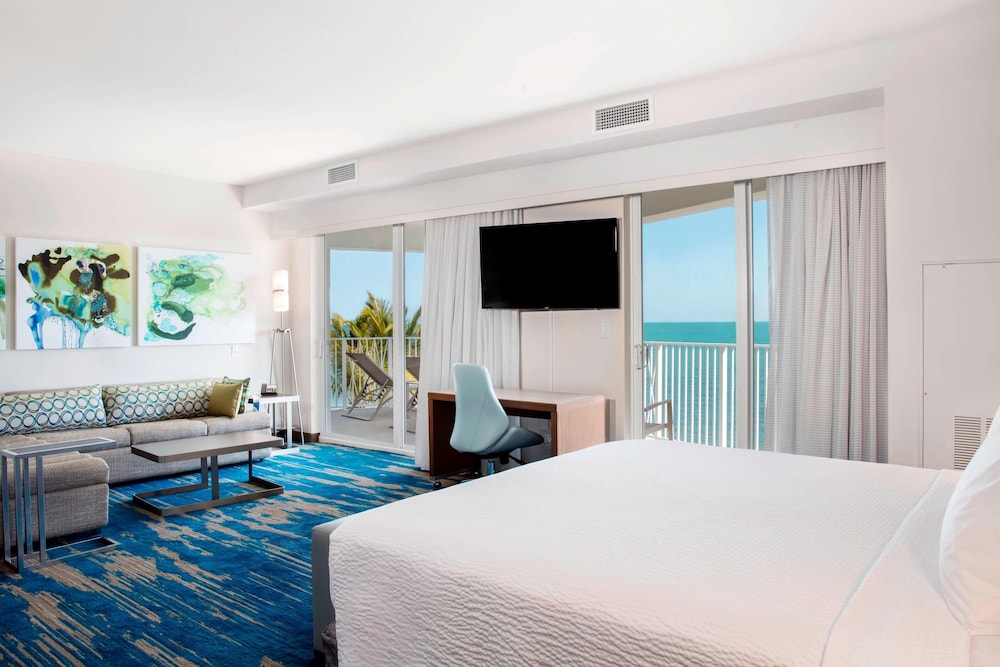 Studio Suite, 1 King Bed With Sofa Bed, Balcony (mobility/hearing Access, Roll-in Shwr)