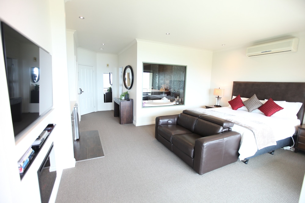Luxury Double Room, 1 King Bed, Bay View, Sea Facing photo 2