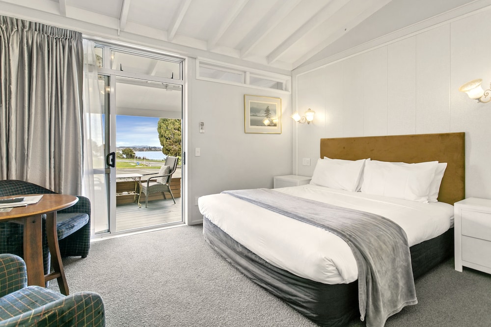Deluxe Studio, 1 Queen Bed, Hot Tub, Ground Floor photo 2