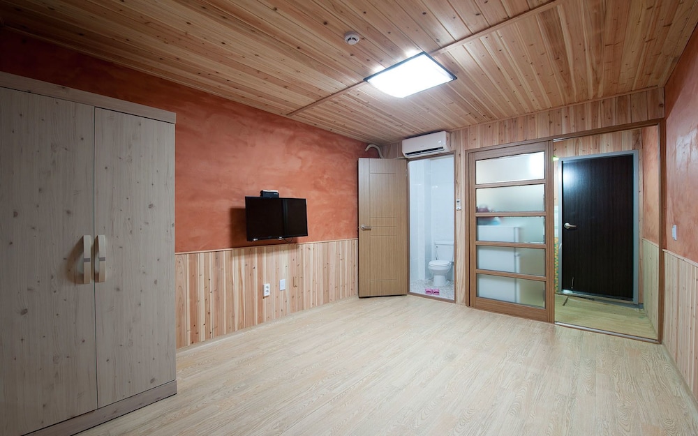 Traditional Room (Ondol) photo 1