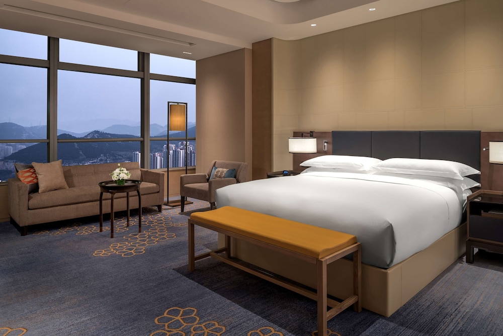 Suite, 1 King Bed (Ambassador)