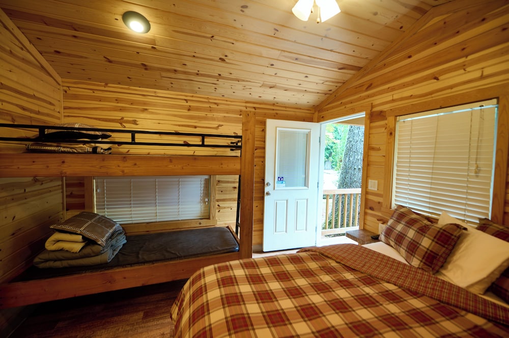 Deluxe Cabin (No Pets, Linens Included) photo 1