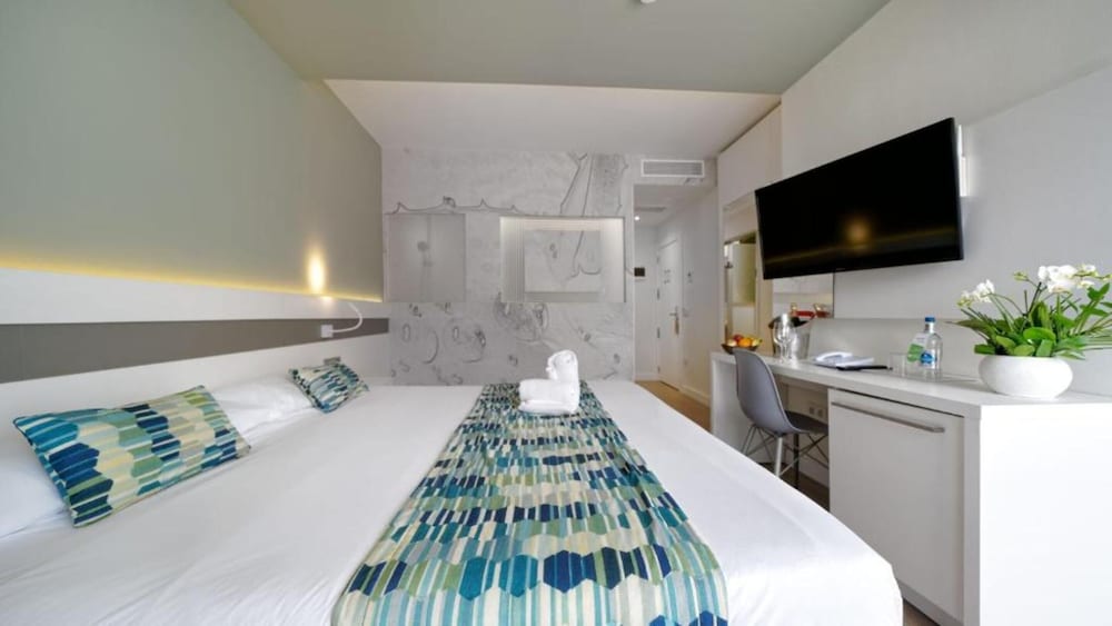 Superior Double Room, Balcony, Sea View thumbnail 6