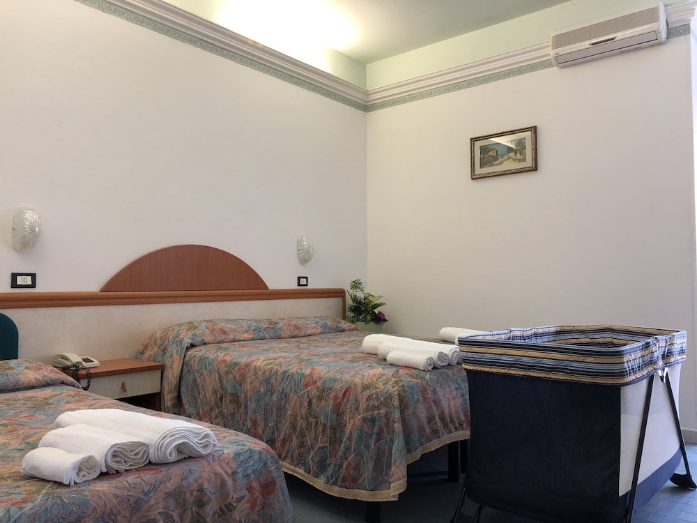 Basic Triple Room photo 1