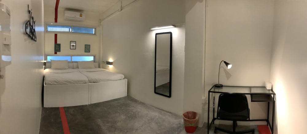 Private Twin Bed with Shared Bathroom photo 3