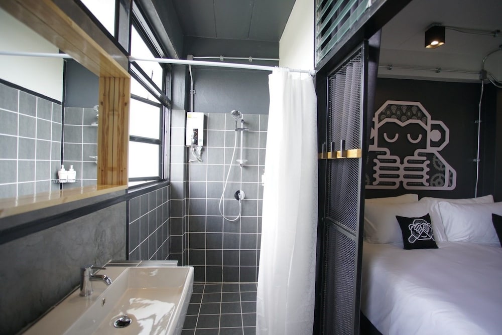Family Room, Private Bathroom - Photo 3