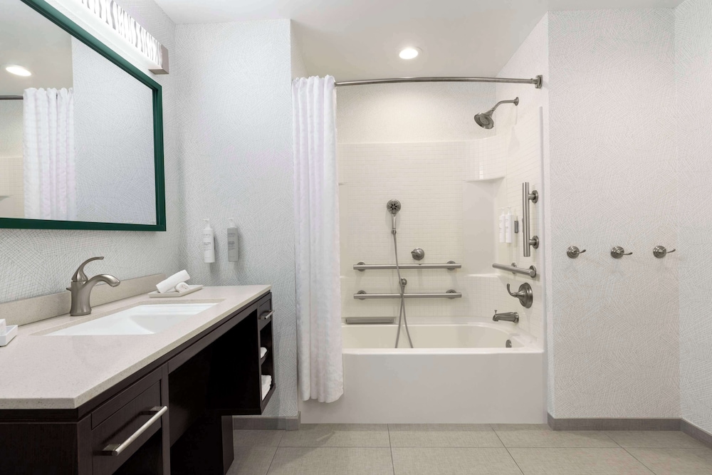 Studio, 1 King Bed, Accessible, Bathtub photo 2