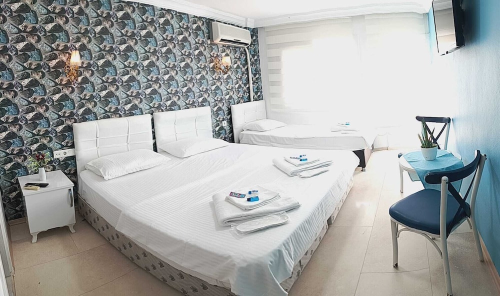Family Double or Twin Room, Beach View photo 2