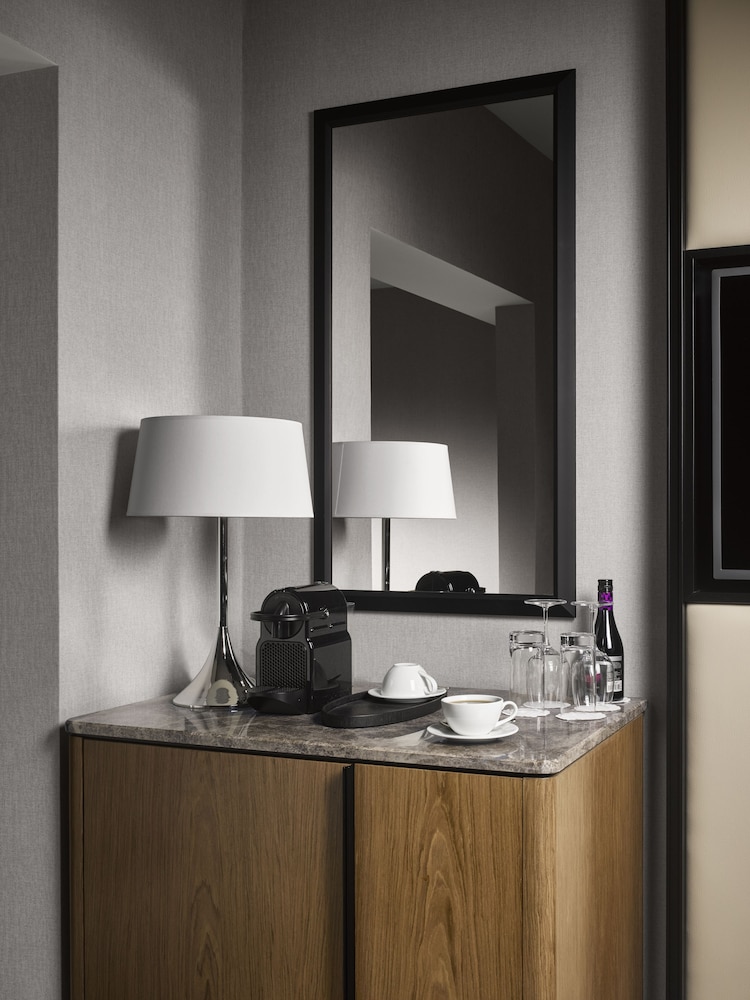 Classic Room, 1 King Bed, Accessible Bathtub - Photo 4