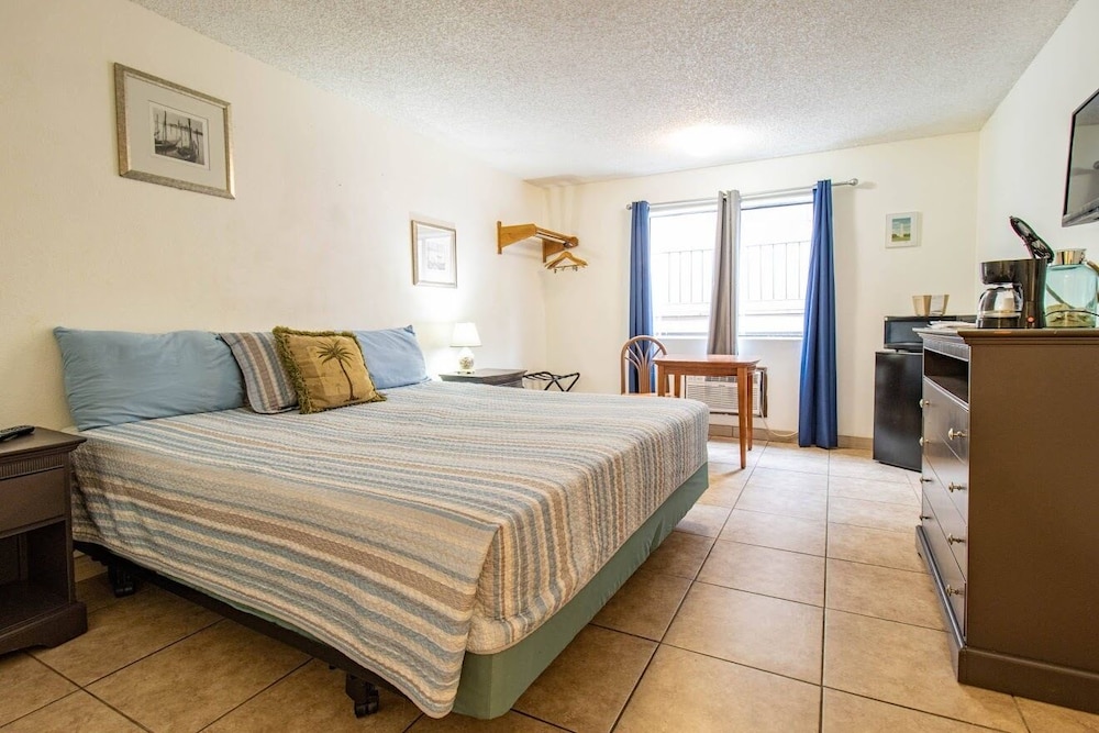 Classic Room, 1 King Bed photo 1