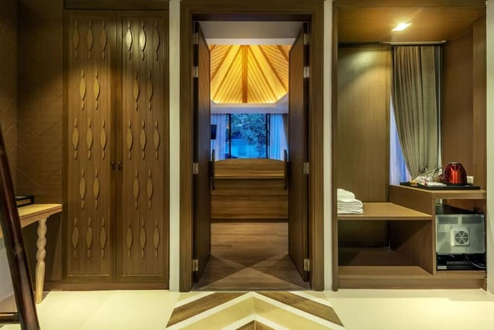 Honeymoon Suite - Photo 3