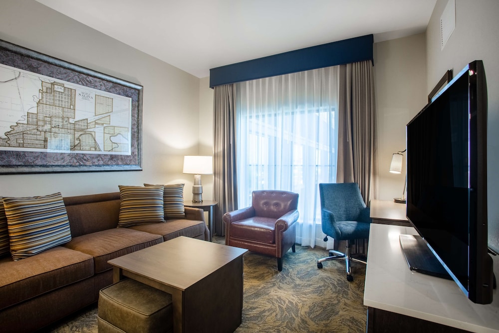 Suite, 1 King Bed, Accessible (Hearing) - Photo 3