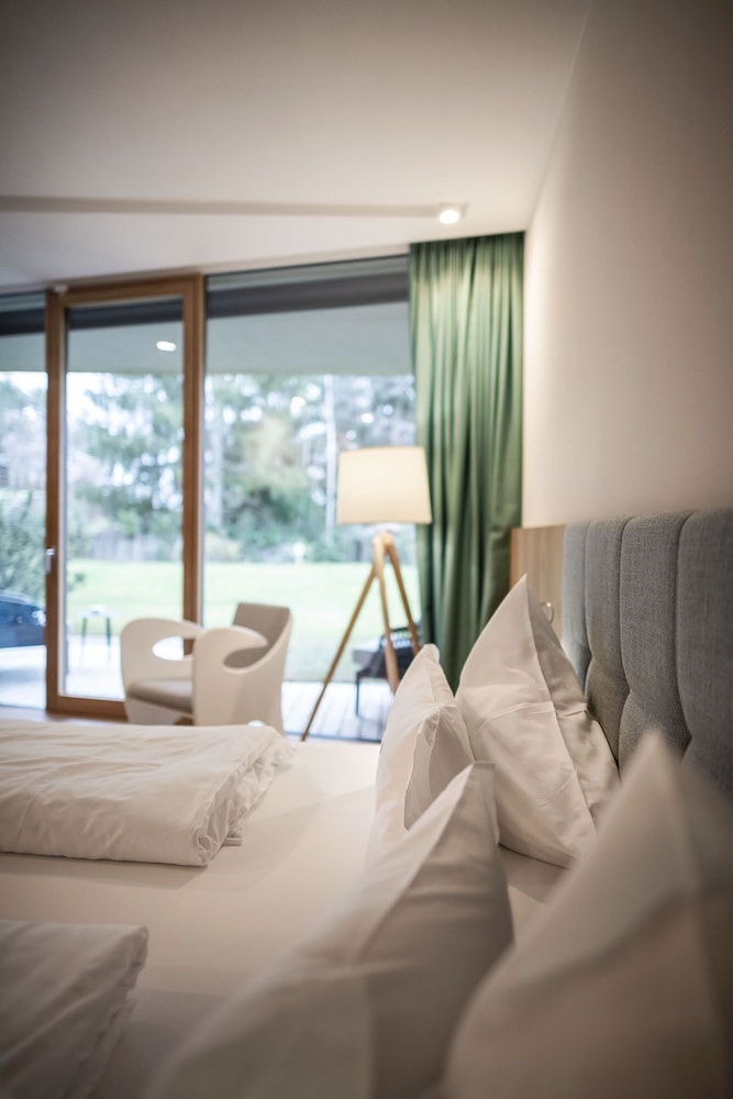 Classic Suite, 1 Queen Bed, Patio, Garden View photo 2