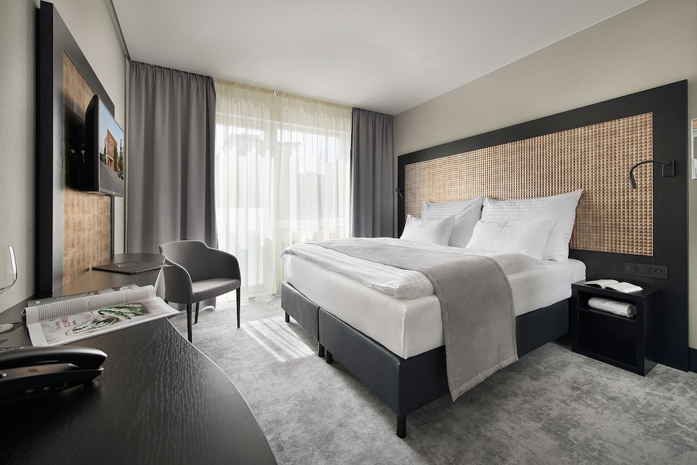 Premium Double Room, 1 King Bed photo 3