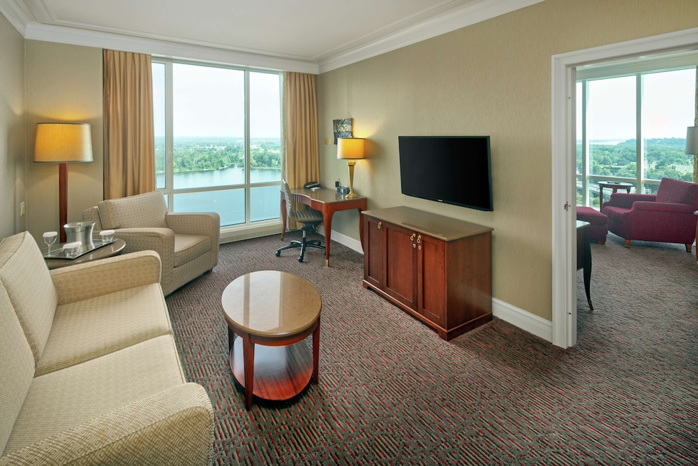 1 Bedroom Suite, 1 King Bed, Lake View - Photo 1