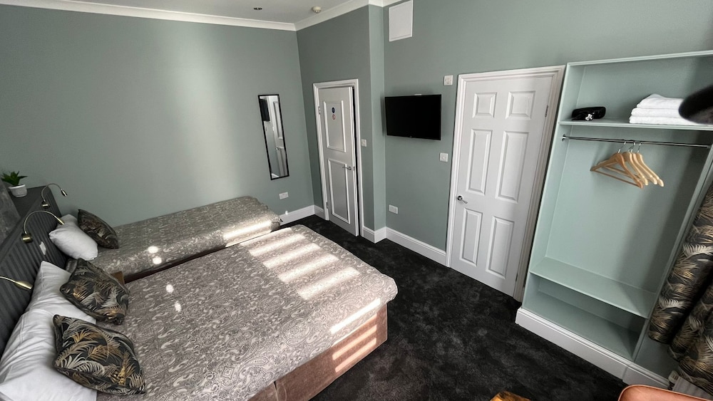 Triple Room, Ensuite (Double and Single Beds) photo 2