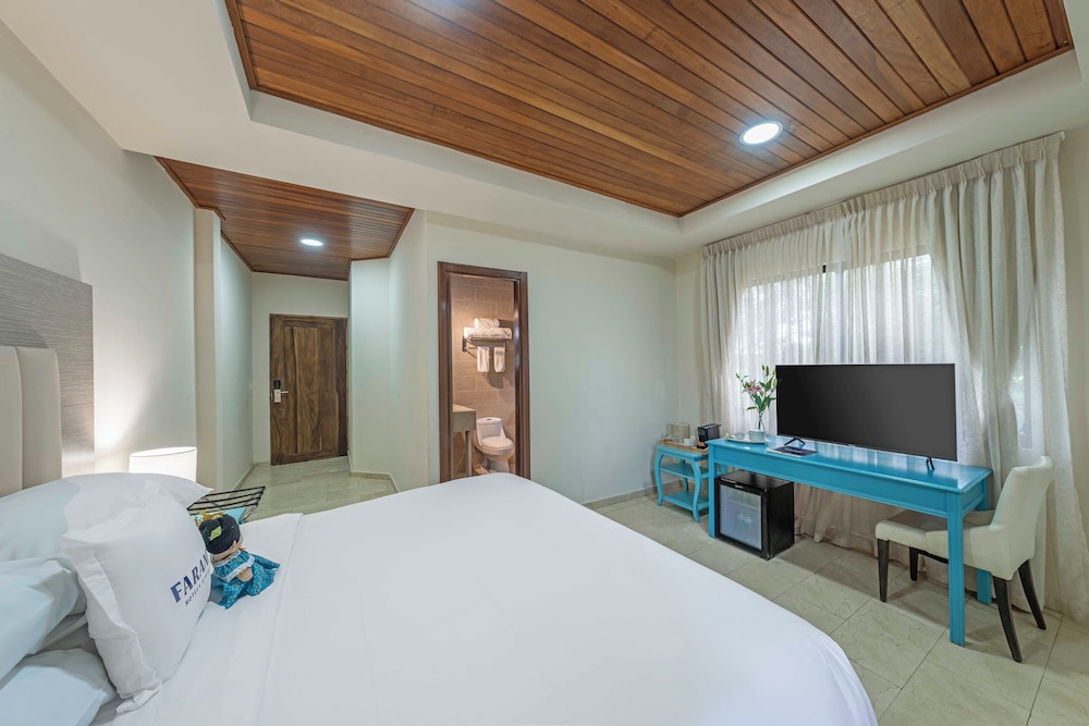 1 King Bed, Premium Room Balcony - Photo 4