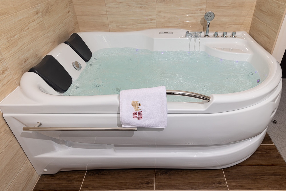Design Suite, 1 Bedroom, Bathtub, City View photo 2