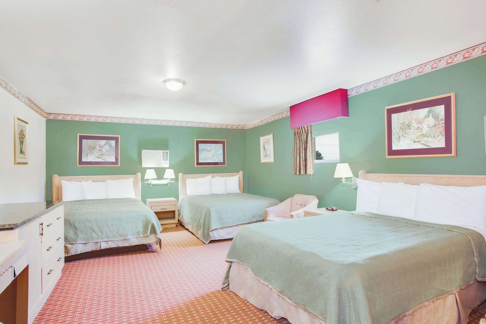 Deluxe Room, Multiple Beds, Non Smoking photo 1