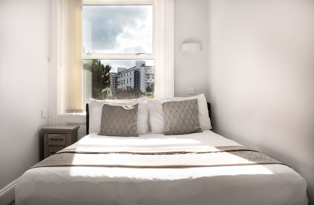 Basic Double Room, Ensuite (Small) photo 2