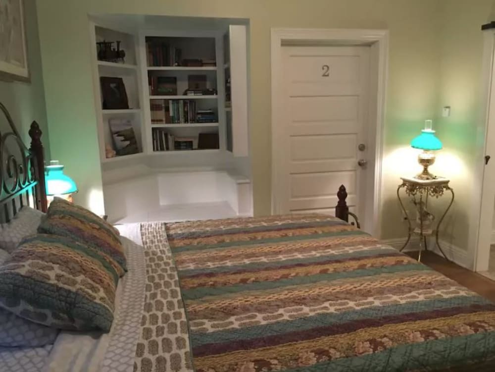 Suite, 1 King Bed, Private Bathroom (Orchid Suite) photo 2