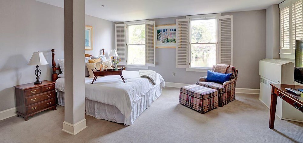 Deluxe Room, 1 King Bed, River View photo 1
