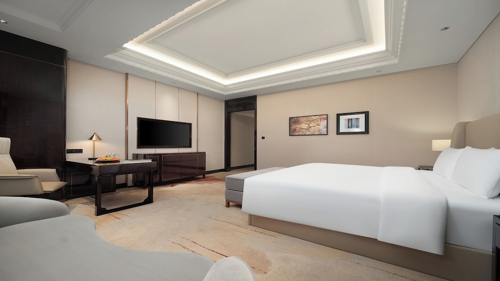 Crown Deluxe Executive King Room