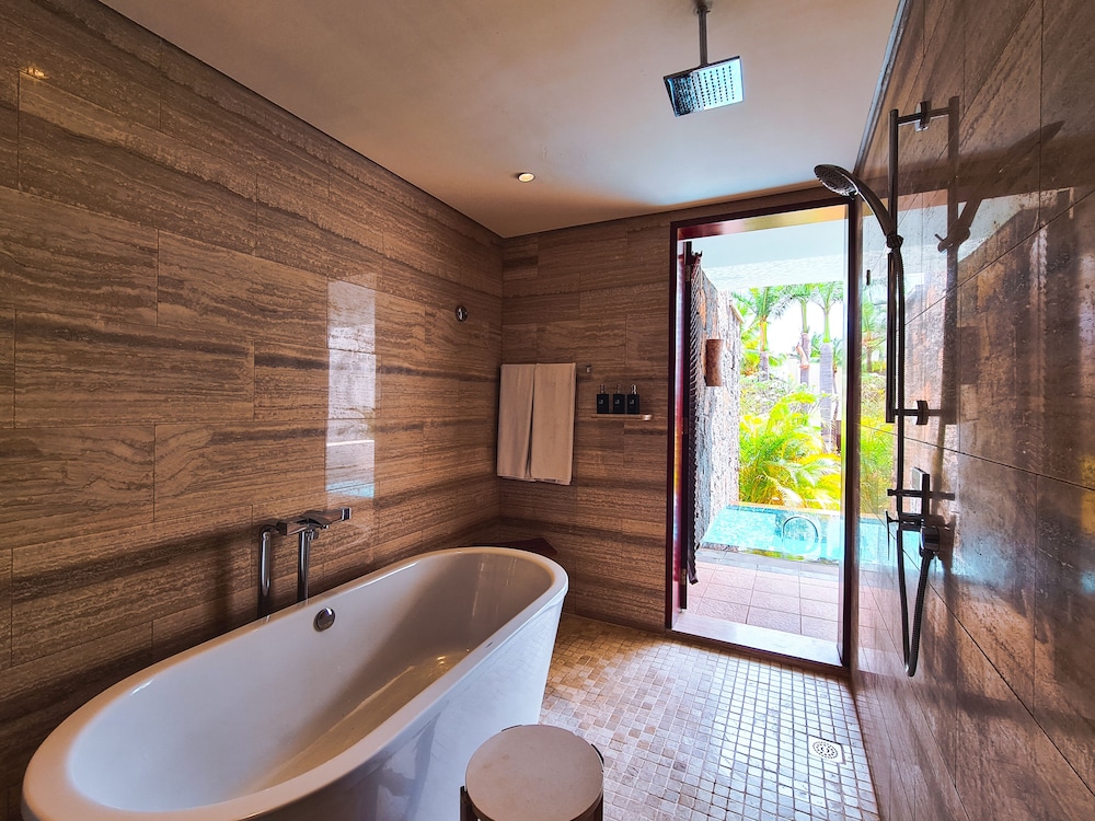 Luxury Pool Suite with Garden photo 2