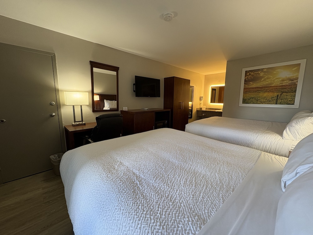 Room (2 Queen Bed Smoking) - Photo 3